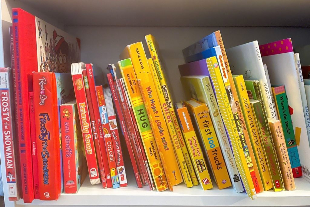 15 Creative Ways to Organize Your Books on a Bookshelf