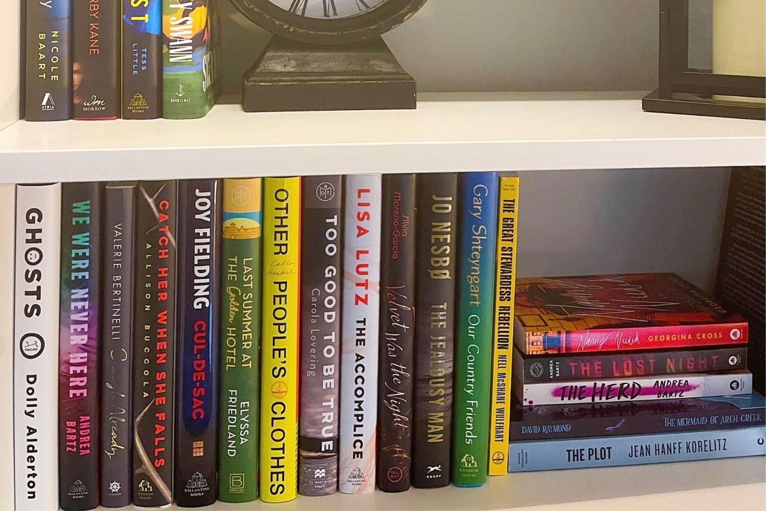 15 Creative Ways to Organize Your Books on a Bookshelf • Christina All Day