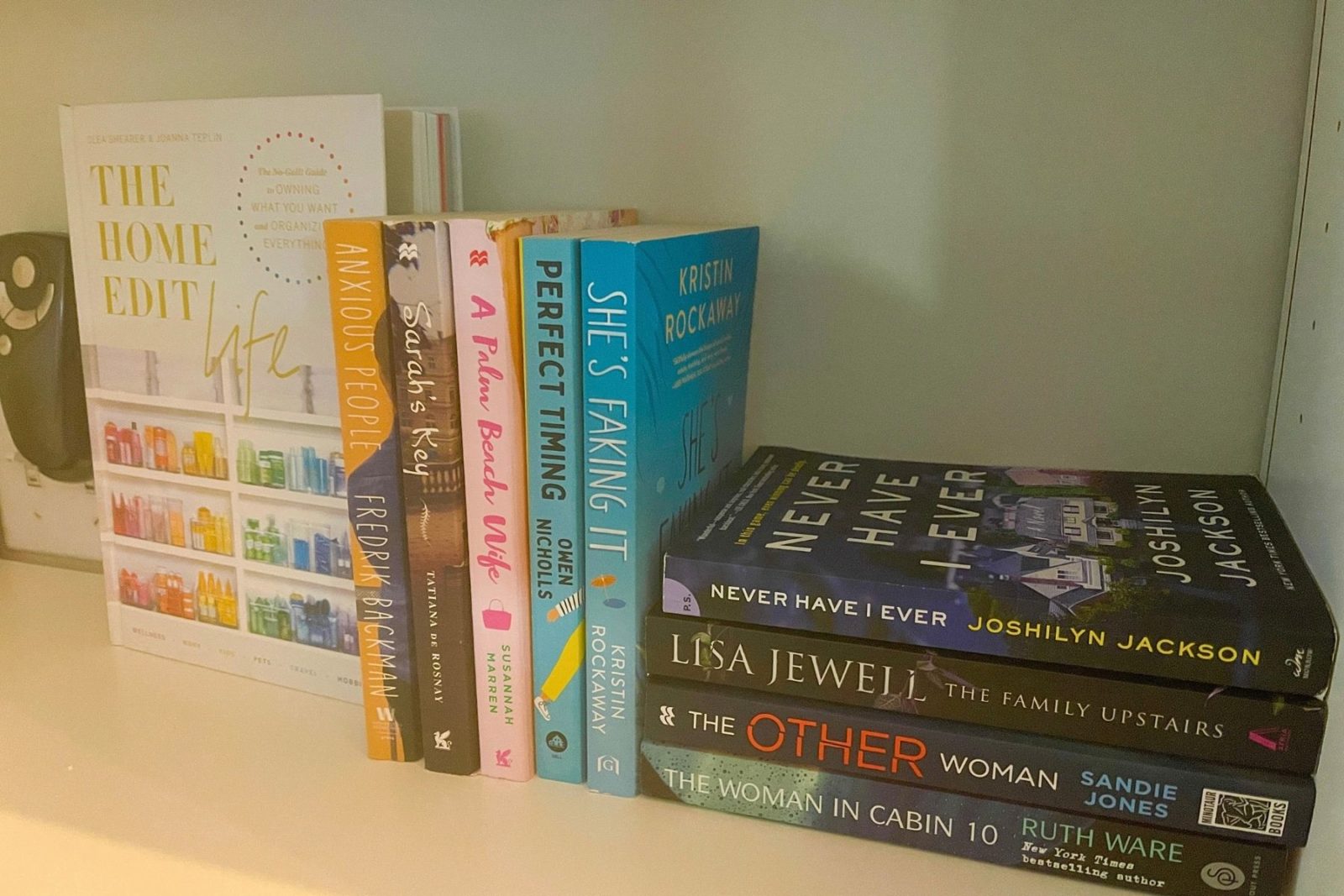 15 Creative Ways to Organize Your Books on a Bookshelf • Christina All Day