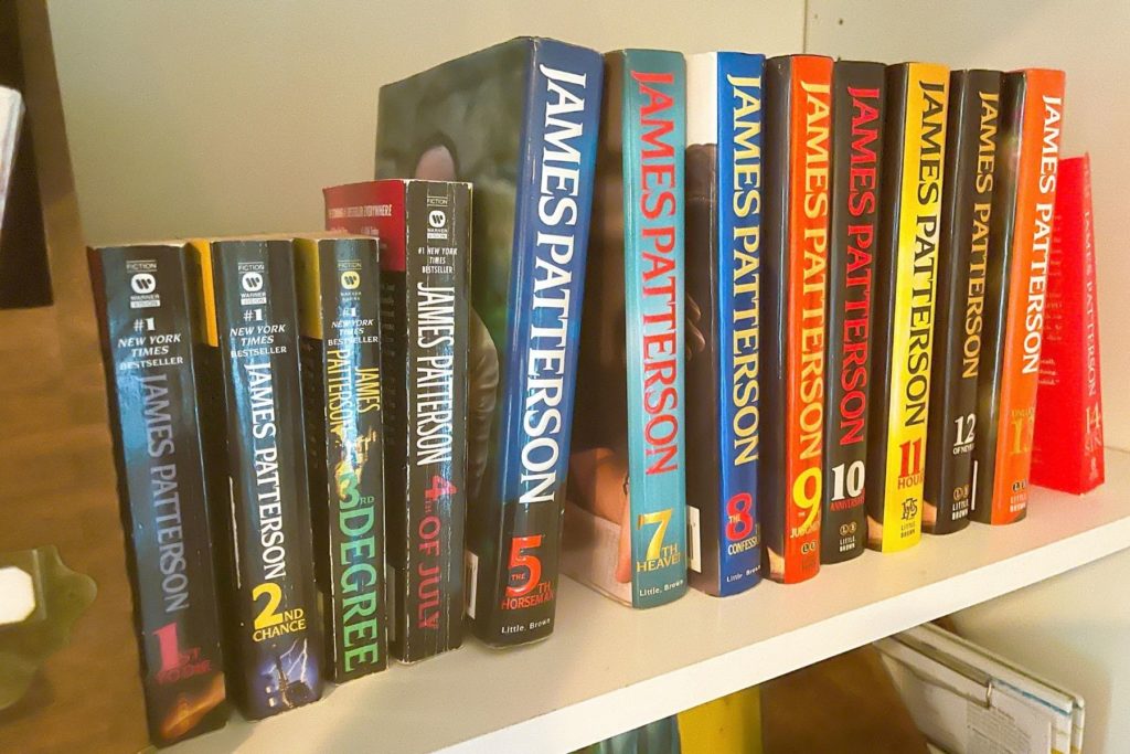 15 Creative Ways to Organize Your Books on a Bookshelf
