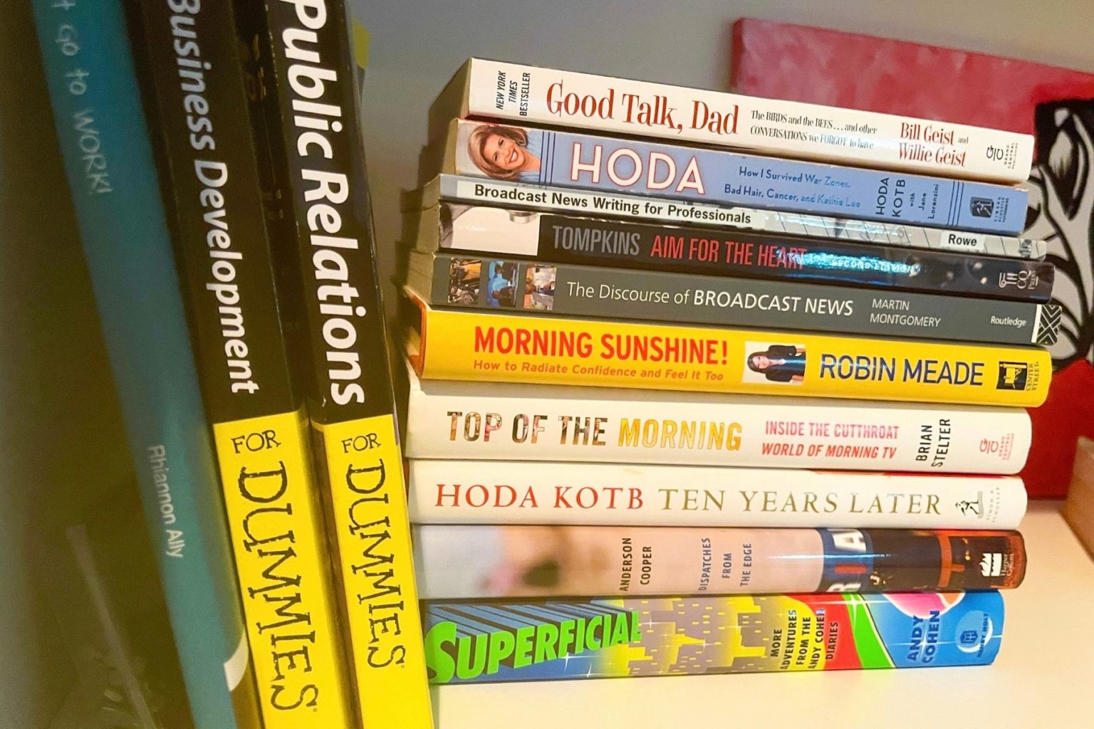 15 Creative Ways to Organize Your Books on a Bookshelf • Christina All Day