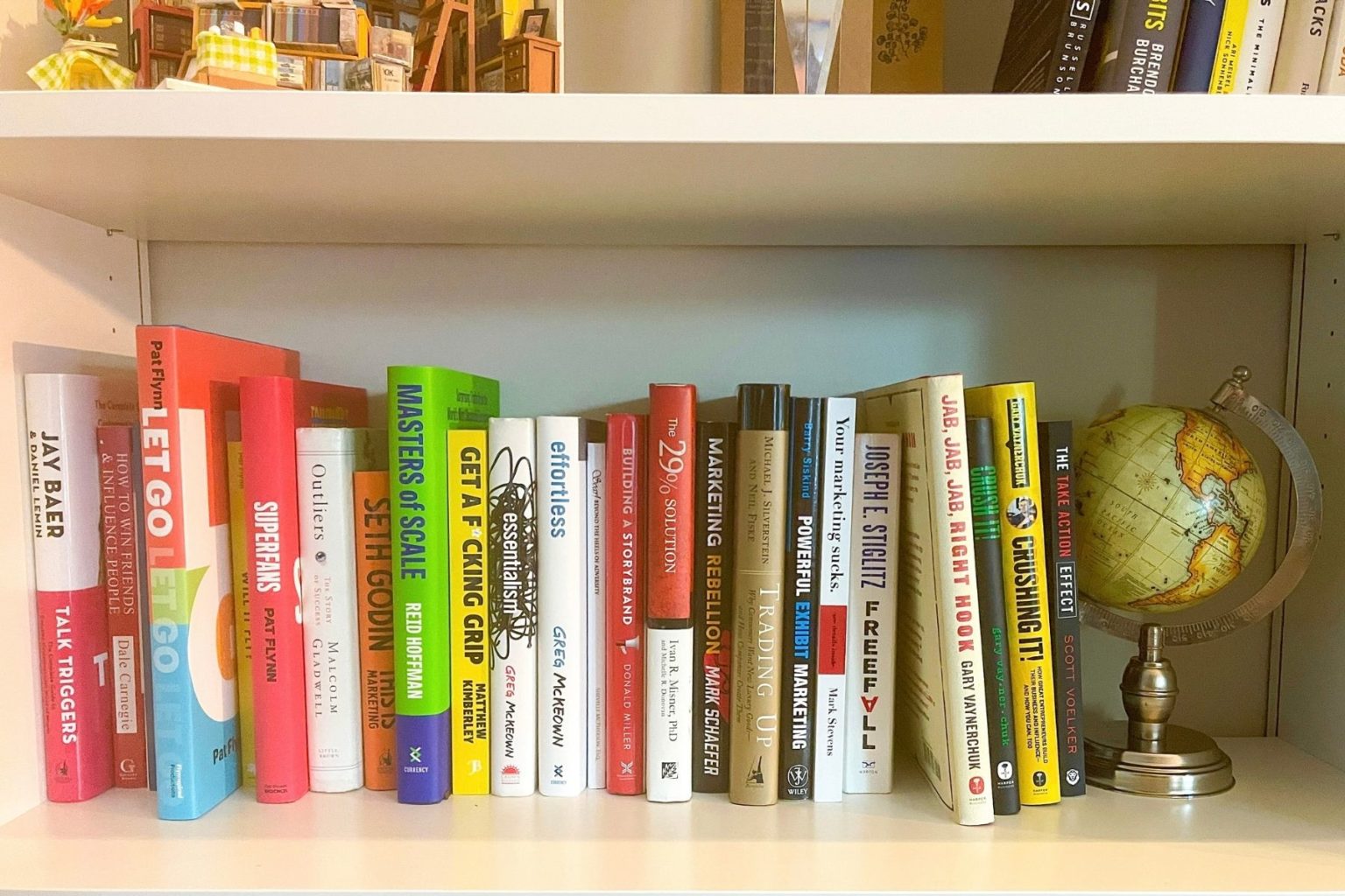 15 Creative Ways to Organize Your Books on a Bookshelf • Christina All Day